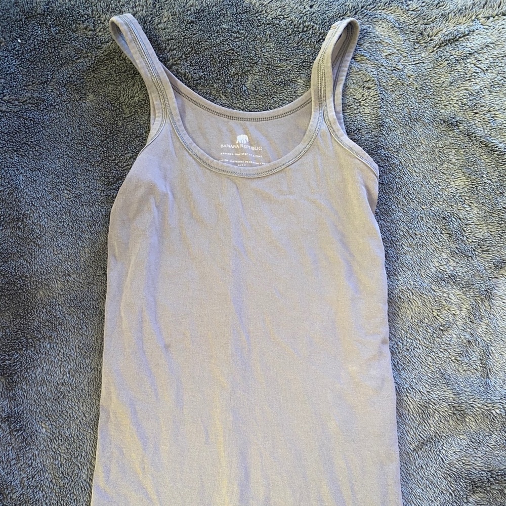 grey tank top